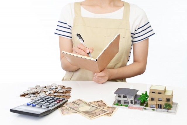 家計の節約状況を、家計簿で確認する主婦